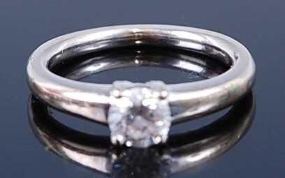 A white metal diamond single stone ring