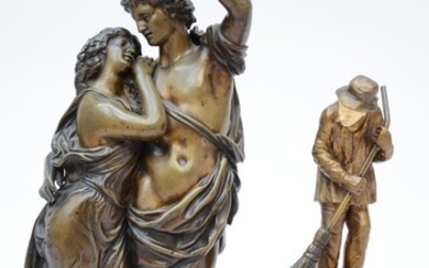 Lot: deux sculptures en bronze 'couple' et 'balayeur' (h16-38cm)
