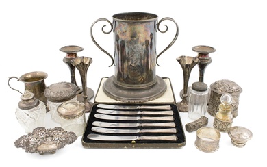 Lot mixte d'objets en argent, comprenant : une paire de chandeliers, Birmingham 1901, une tasse,...