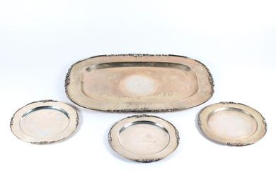 Lotto composto da un vassoio e tre piattini in argento con bordura profilata a volute (cm max 45x30) (g 1800)…