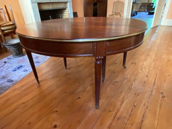 Louis XVI style mahogany and mahogany veneer dining table on six fluted legs (with extension) H: 70,5 cm W: 135 cm D: 126 cm