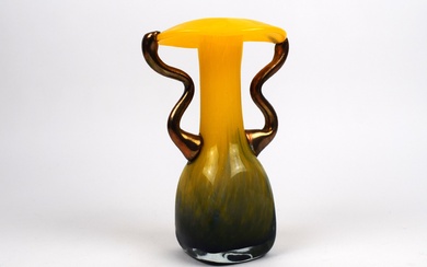 MURANO. Vase en verre de Murano jaune, double anses dorées Hauteur 21 cm Fissure sur...