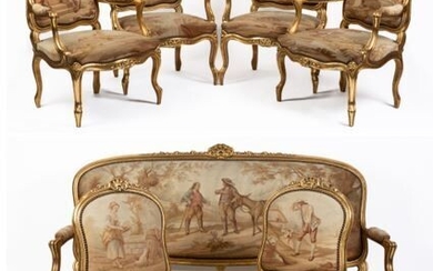 Mobilier de salon en bois sculpté et doré comprenant un canapé, une suite de quatre...