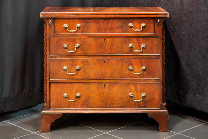 Nineteenth century English so-called bachelor's chest (bachelor's dresser) in acajou with bevelled corners with Chippendale ornamentation and with four drawers and open top ||19th Cent. English bachelor's chest in mahogany