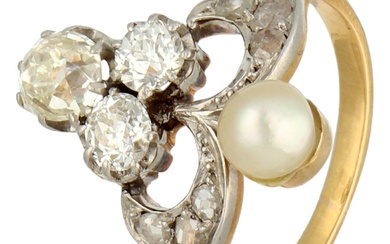 No Reserve - Gold/platinum duchesse ring with diamond and cultivated pearl.