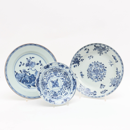 PLATES, 3 PCS, China, decorated in blue and white with floral painting, Qianlong (1736-1795).