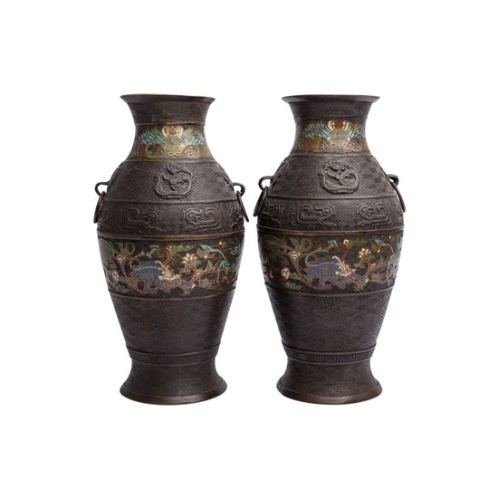 Paar Email Champlevé Vasen. CHINA, um 1900.