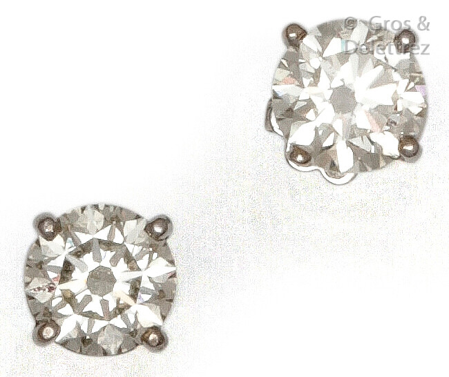 Pair of white gold earrings, each adorned with a brilliant-cut diamond. Weight of the diamants : 2 carats each approx. P. Brut : 3.8 g.