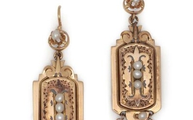 Pair of yellow gold earrings with finely chiselled and beaded decoration. Napoleon III period work. Swan neck clasp. Longueur : 5,5 cm. P. Brut : 10,7 g.