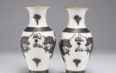 Paire de vases Nankin à décor de dragons Poids: 800 g Région: Chine Dimensions: H...