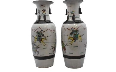 Paire de vases en porcelaine de chine hauteur: 62 cm.