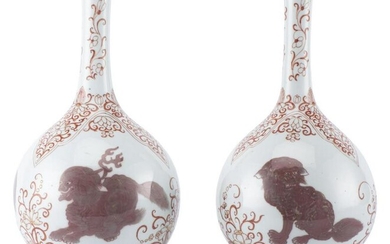 Paire de vases soliflores en porcelaine de Chine, é