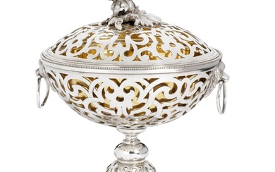 Pavel Fedorovich Sasikov: A Russian parcel-gilt silver potpourri bowl and cover. H. 18 cm.