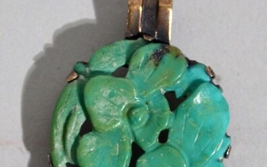 Pendentif en jade sculpté et ajouré sur une... - Lot 22 - Actéon - Compiègne Enchères
