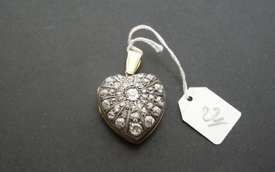 Pendentif porte souvenir ancien ouvrant en or jaune 18K (750/oo) formant un coeur la face...