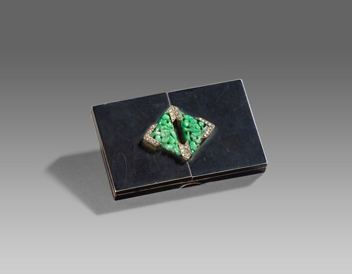 Poudrier en argent vermeillé et acier patiné à décor de rinceaux en jade et motifs géométriques sertis de diamants taille ancienne sur le dessus.