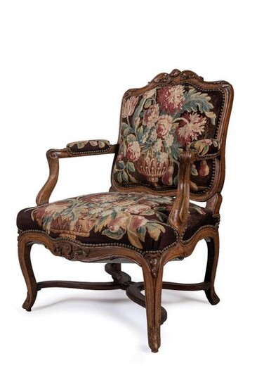 QUEEN REGENCE FABRIC in moulded and carved walnut, the back is decorated with a scrolled backrest cushioned by a flower with an asymmetrical stem surrounded on one side by leaves and on the other side by a flower. The shoulder with acanthus leaf...