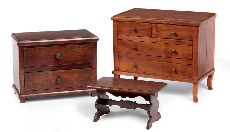 Four antique models of miniature furniture... - Lot 122 - Pierre Bergé & Associés