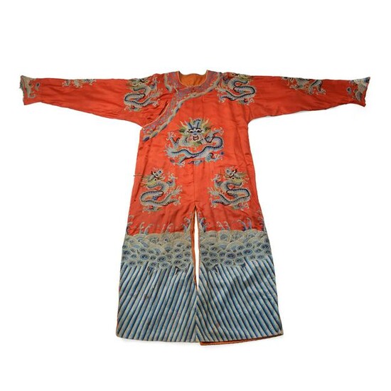 RED GROUND SILK EMBROIDERED 'DRAGON' ROBE 19TH-20TH