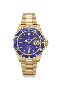 ROLEX. A VERY RARE AND FINE 18K GOLD AUTOMATIC WRISTWATCH WITH LAPIS LAZULI DIAL, DATE, SWEEP CENTRE SECONDS, BRACELET, ADDITIONAL ROLEX PEN WITH BASE, ORIGINAL GUARANTEE AND BOX, SIGNED ROLEX, OYSTER PERPETUAL DATE, SUBMARINER, 1000FT=300M, REF....