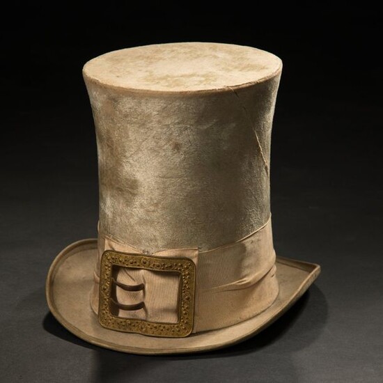Rare tall hat in ivory velvet with a high cap (H: 20 cm approx.), large grosgrain bourdalou decorated with a gold metal buckle.