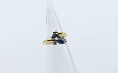 Ring in 18 ct yellow and white gold set with 4 brilliants +/- 0.30 ct and 2 sapphires marquise cut - 6.4 g (Size: 53)