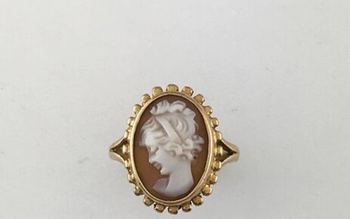 Ring in 375°/°° gold with shell cameo, TD 49, Gross weight: 2,77g