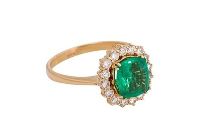 Ring mit Smaragd von ca. 2,2 ct und Brillanten zus. ca. 0,55 ct