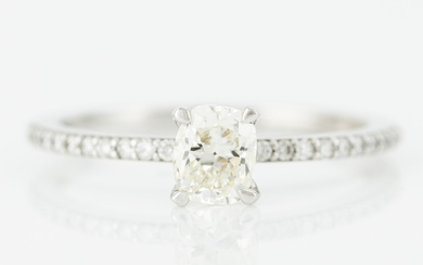 Ring with cushion-cut diamond