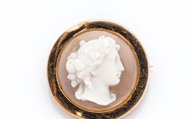 Round 18K yellow gold brooch decorated with an agate cameo...