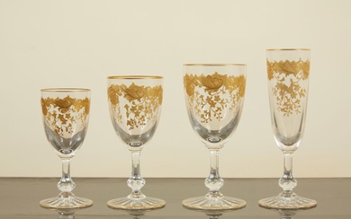 SAINT LOUIS Partie de service de verres en cristal à décor gravé et doré de...