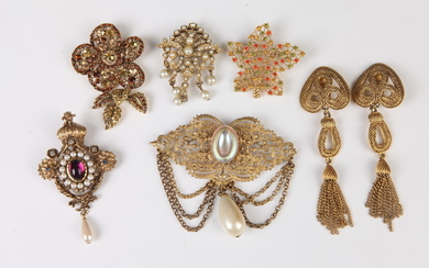 SELECTION OF COSTUME JEWELRY: PAIR OF GOLD-TONE CHANDELIER CLIP EARRINGS...