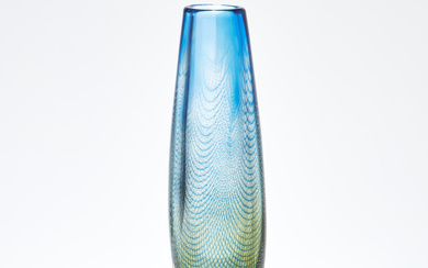 SVEN PALMQVIST. Vase “Kraka”, signed, Nr 322, Orrefors, clear glass with enclosed decoration of air bubbles and underwing in blue and yellow, signed.