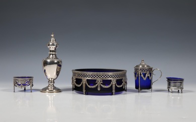 Samengesteld set met blauw glazen binnenbakken met zilveren montuur, Louis XVI stijl, zoutvaatje Art Deco en strooier, eind 19e en 1e helft 20e eeuw
