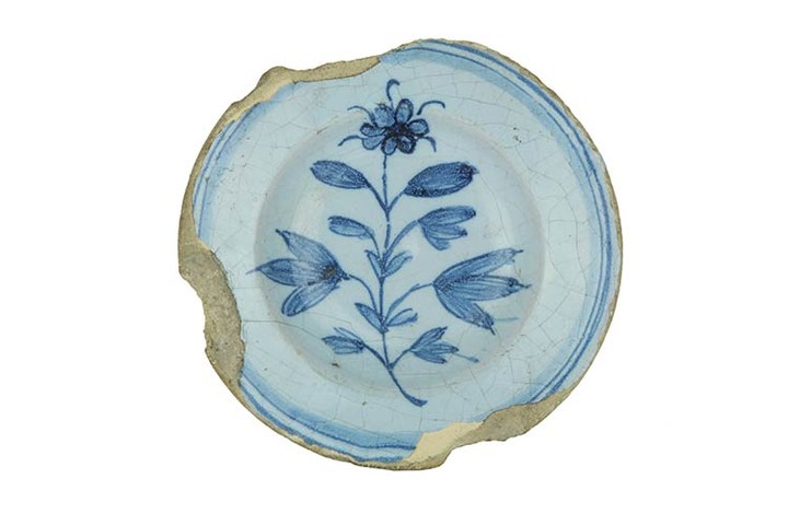 Saucer Saucer with brim and wide cavetto. Berettina majolica with...