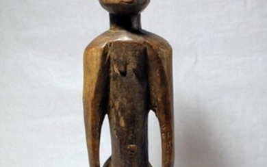 Statuette Véré (Nigéria) Imposante statue debout les bras détachés du corps, sur ses jambes fléchies....