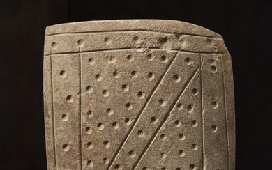 Stèle rectangulaire La face principale est… Calendrier Art Précolombien - Art d’Asie - Nouvelle… Lot n° 22