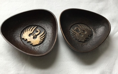 Svend Lindhart: Two three-sided bronze bowls, decorated with swans. Signed Sv. Lindhart 1964. L. on the three sides 10 cm. (2)