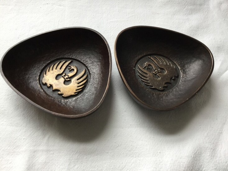 Svend Lindhart: Two three-sided bronze bowls, decorated with swans. Signed Sv. Lindhart 1964. L. on the three sides 10 cm. (2)