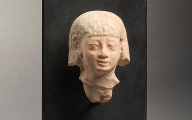 TÊTE EN TERRE CUITE Art phénicien de style égyptisant, milieu du 1er millénaire av. J.-C.Petite...