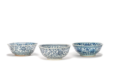 THREE LARGE BLUE AND WHITE 'FLORAL' BOWLS 15th/16th century