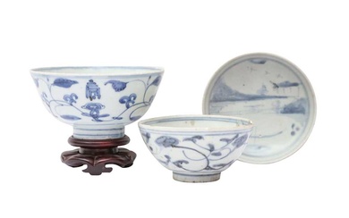 TWO CHINESE BLUE AND WHITE BOWLS AND A 'SHIPWRECK' SAUCER 明 青花盌兩件及盤
