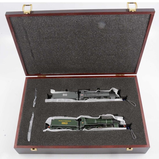 Two locomotives Bachmann Class N 2-6-0 set, in wooden case and certificate.