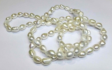 Un sautoir très original en perles de culture naturelles de...
