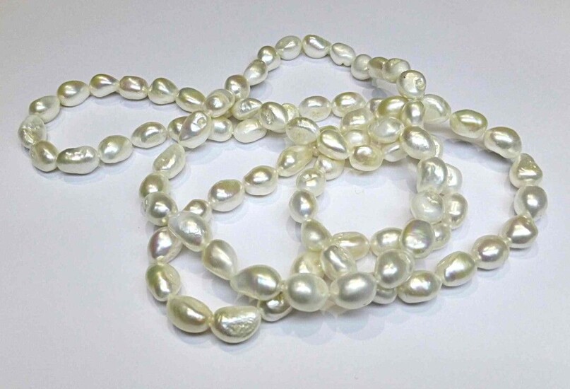 Un sautoir très original en perles de culture naturelles de...