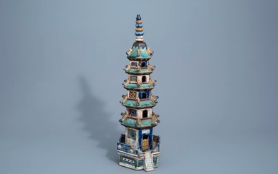Une pagode en trois pièces en céramique émaillée, Chine, 19ème siècle