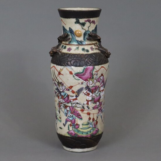 Vase balustre à décor de guerriers - Chine, 1ère moitié du 20ème siècle, peinture émaillée...