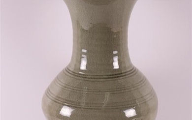 Vase en porcelaine de forme balustre céladon, Chine, XIXe siècle, h 40 cm (restauration à...