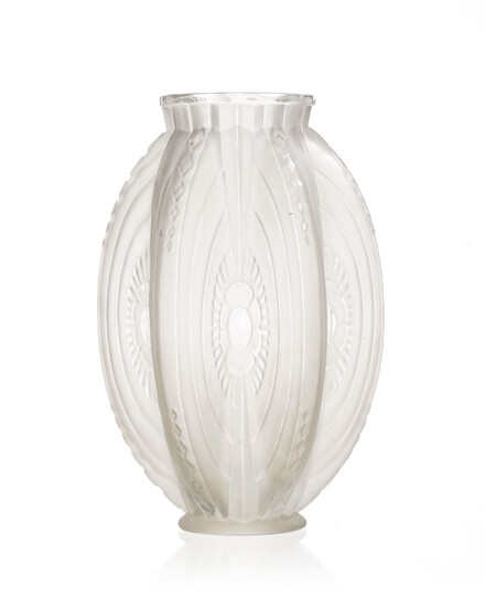 Vase en verre moulé-pressé signé Sabino France. A décor de fleurs et motifs géométriques, signature à la pointe, h. 28,5 cm