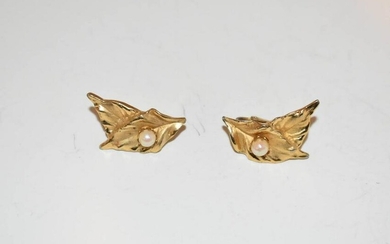 Vintage gold tone leaf Pearl Earrings